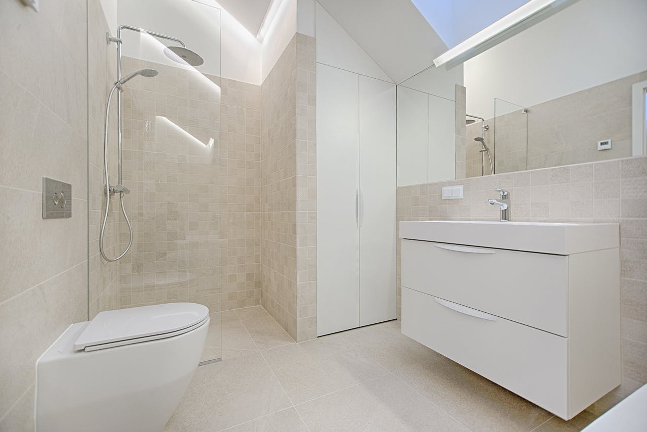 Crafting Captivating Headlines: Your awesome post title goes here Bright and luxurious bathroom with contemporary fixtures and sleek design.